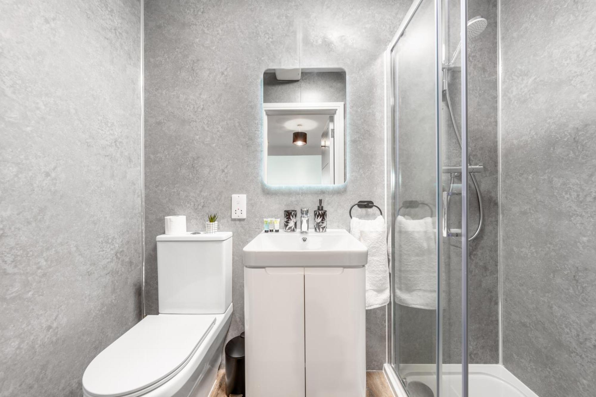 Potters Bar - Free Parking - Private Bathroom - Netflix - 4 Mins Walk To Station - 20 Mins Direct Trains To London Luaran gambar